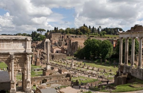 イタリア・ローマ「憧れのイタリア遠征　カエサルを偲んで」の写真：●フォロ・ロマーノ（世界遺産）
●トラヤ...