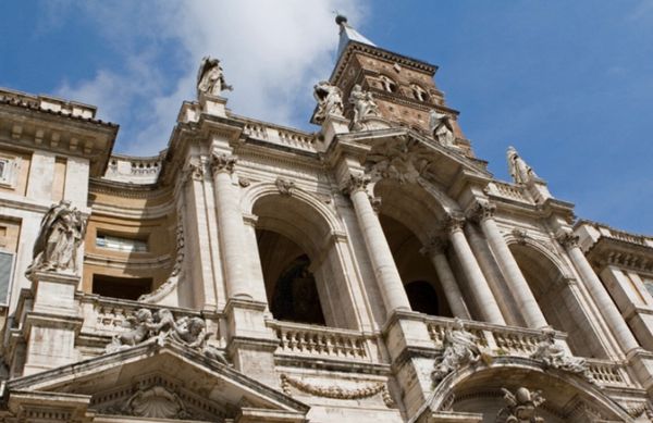 イタリア・ローマ「憧れのイタリア遠征　カエサルを偲んで」の写真：●サンタ・マリア・マッジョーレ教会のファ...