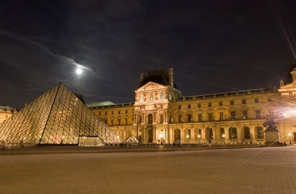 フランス・パリ「パリ&モン・サン・ミシェル遠征」の写真：●ルーブル美術館の夜景（世界遺産）
●エ...