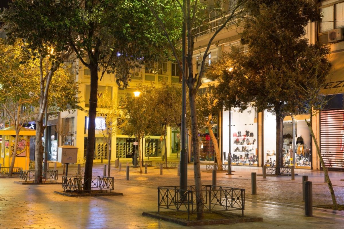 ギリシャ　アテネ
●古代アゴラ付近で一瞬地上に出る地下鉄の列車
落書きだら...