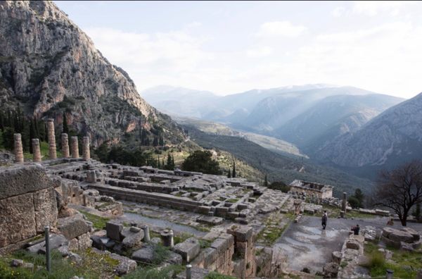 ギリシャ・アテネ「ギリシア遠征」の写真：●デルフィ遺跡　アポロン神殿（世界遺産）...