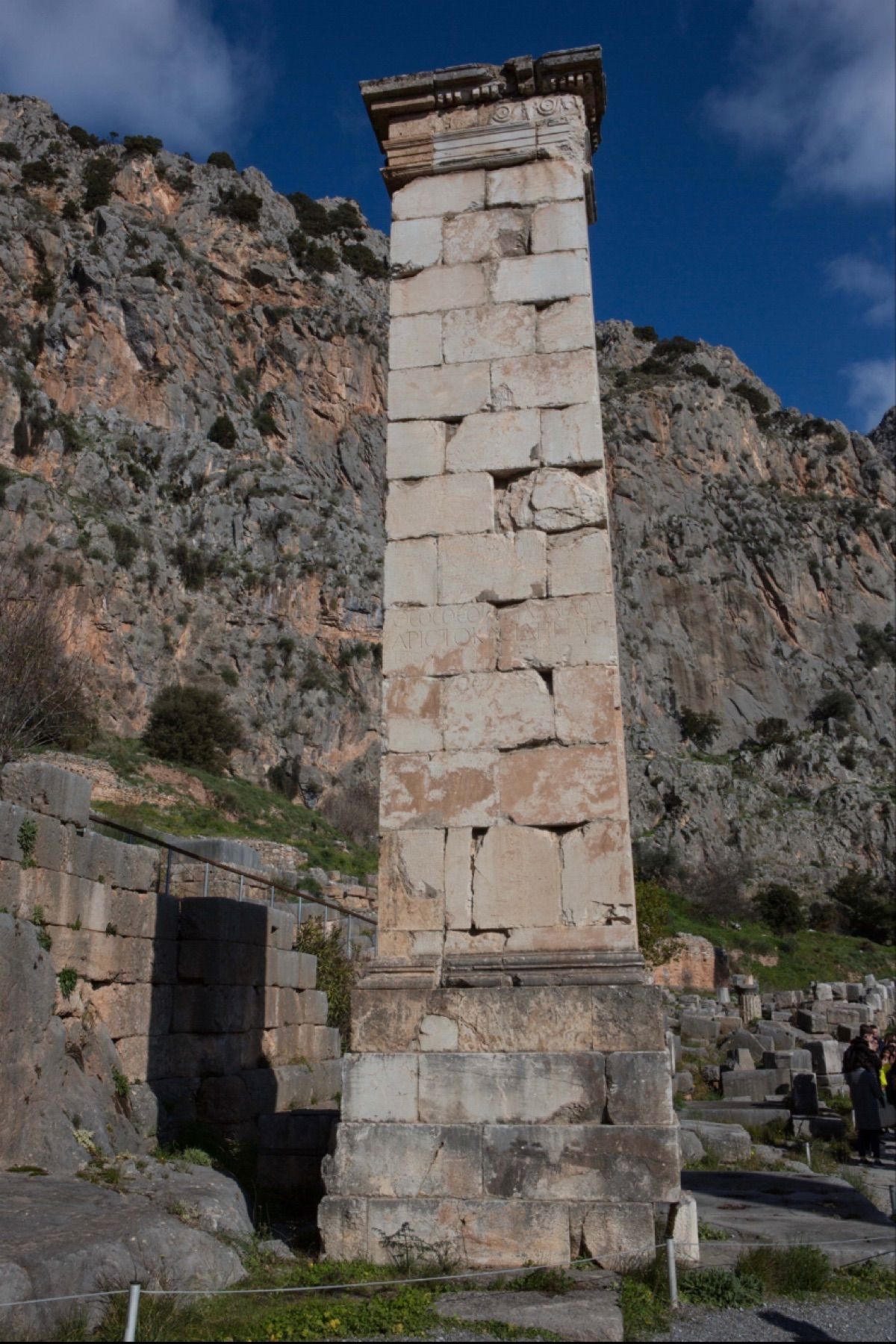 ●デルフィ遺跡　アポロン神殿（世界遺産）
●デルフィ遺跡　アポロン神殿列柱...