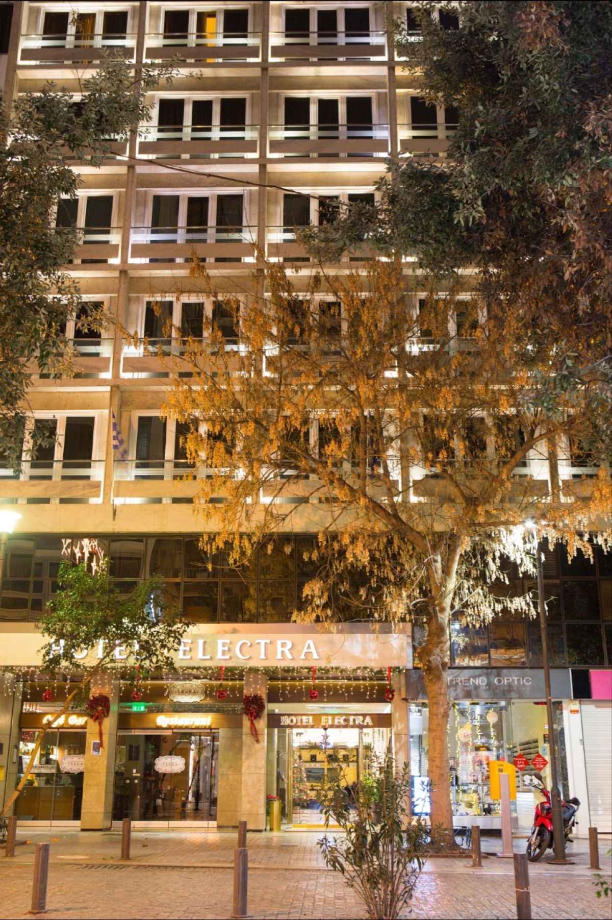 ギリシャ　アテネ
●古代アゴラ付近で一瞬地上に出る地下鉄の列車
落書きだら...