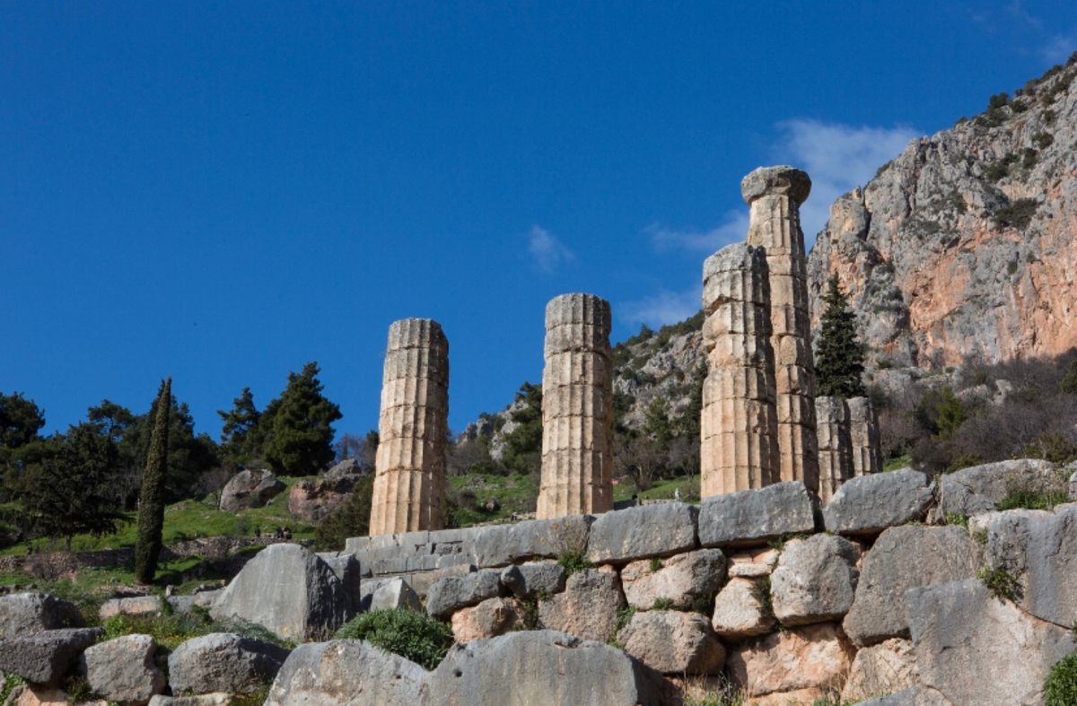 ●デルフィ遺跡　アポロン神殿（世界遺産）
●デルフィ遺跡　アポロン神殿列柱...
