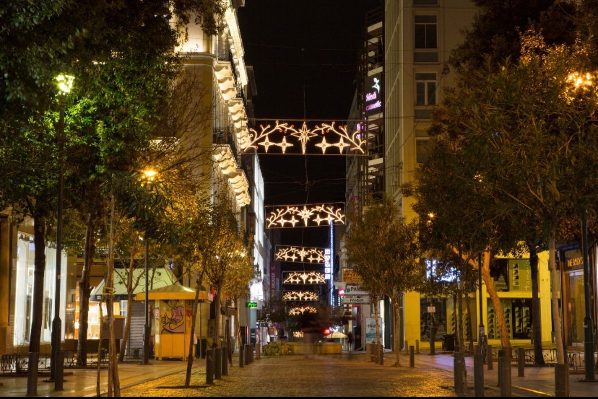 ギリシャ　アテネ
●古代アゴラ付近で一瞬地上に出る地下鉄の列車
落書きだら...