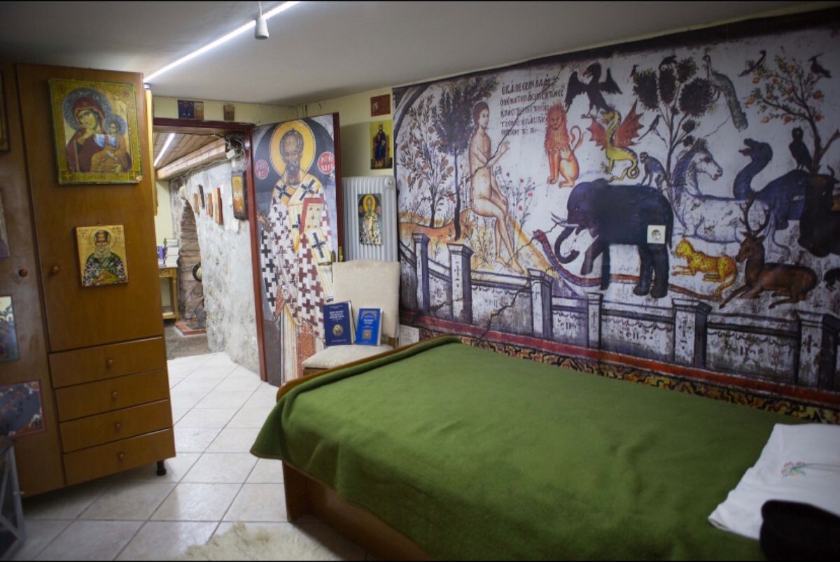 ギリシャ　メテオラ（世界遺産）
●修道院の部屋の壁
●修道院の部屋の様子
...