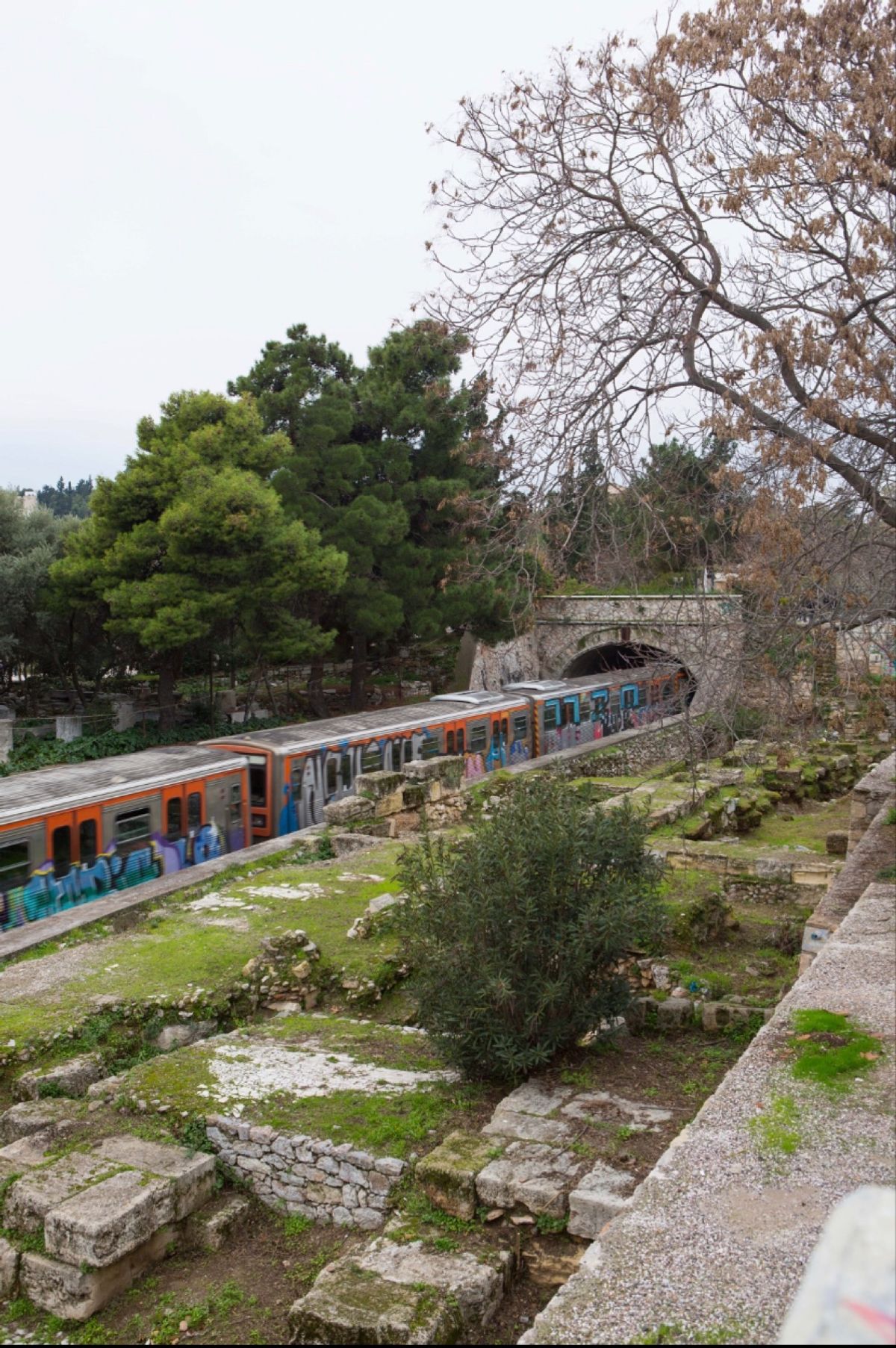 ギリシャ　アテネ
●古代アゴラ付近で一瞬地上に出る地下鉄の列車
落書きだら...