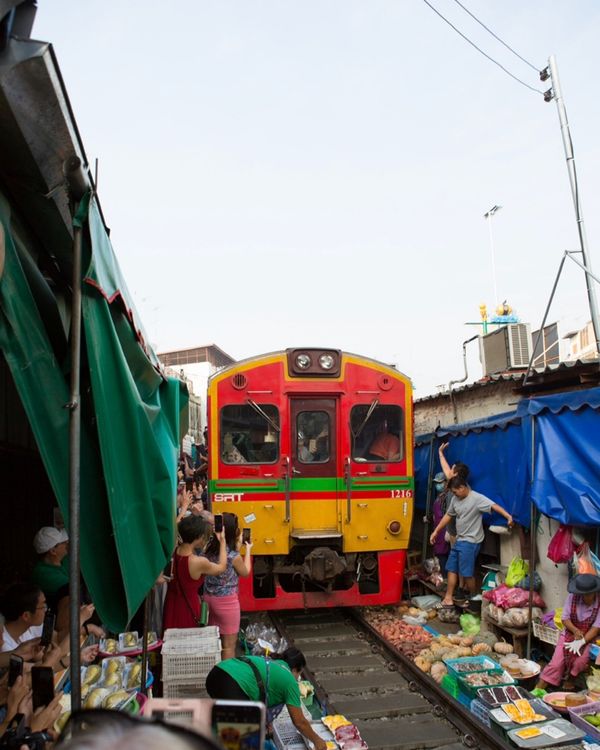 タイ・バンコク「タイ王国遠征」の写真：●メークローン鉄道マーケット
●アムパワ...