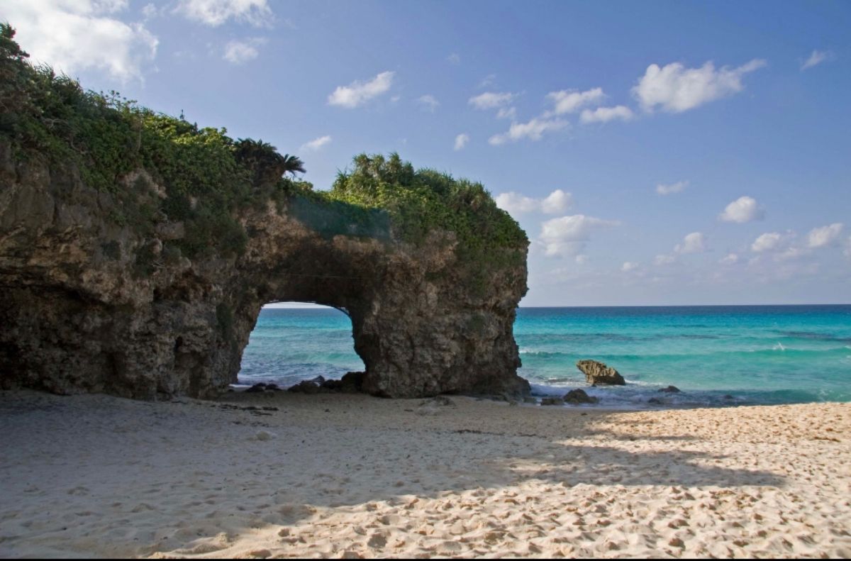 宮古島
●東平安名崎の灯台
●機上から見た宮古島の海
●砂山ビーチ
●砂山...