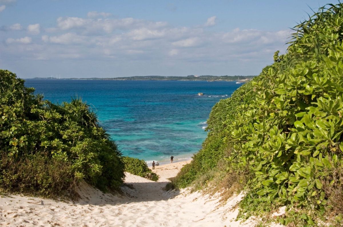 宮古島
●東平安名崎の灯台
●機上から見た宮古島の海
●砂山ビーチ
●砂山...