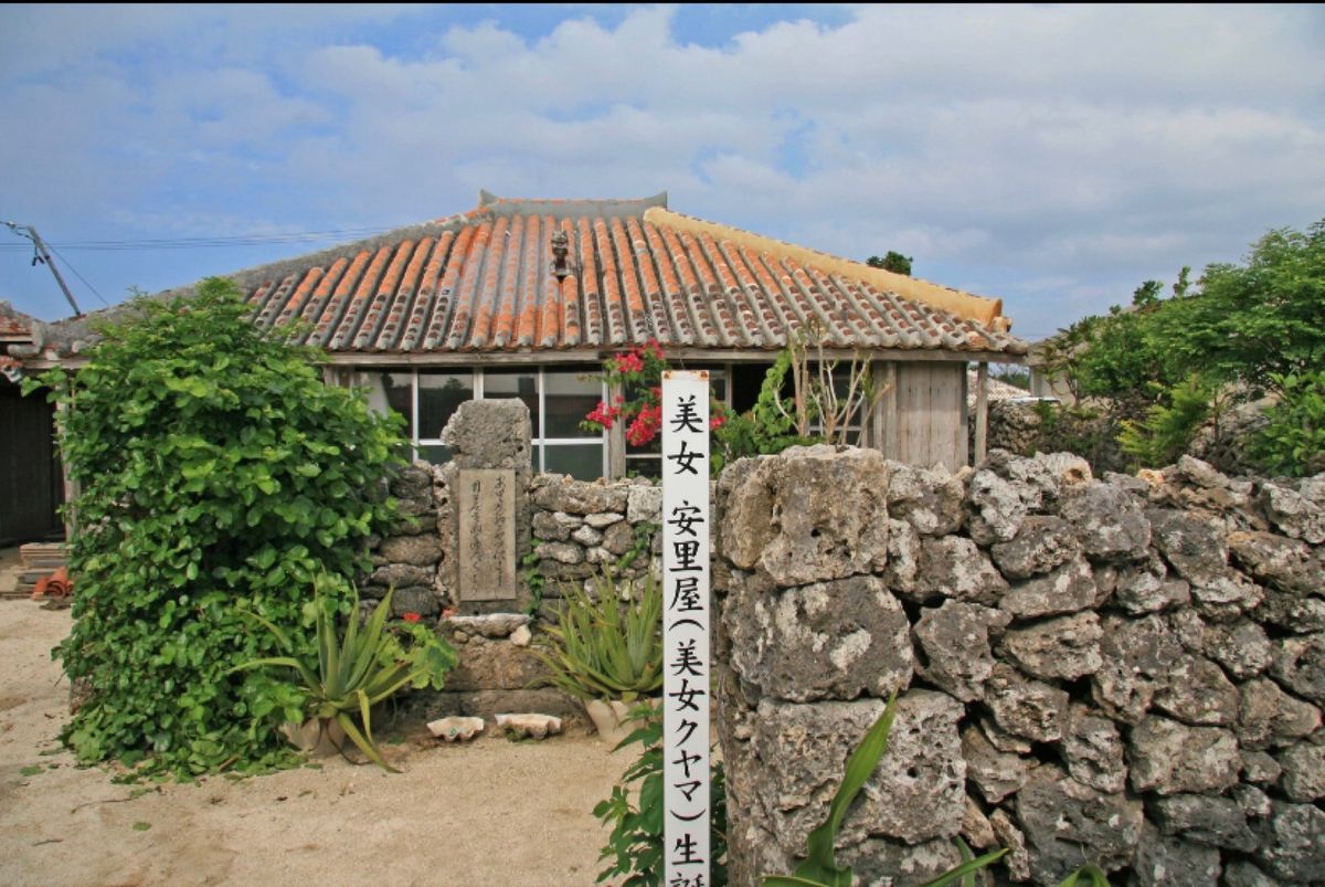 八重山列島
●竹富島　コンドイビーチ
●竹富島　ブーゲンビリアと牛車
●竹...