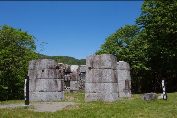 日本・岩手県「河童を探しに遠野へ」の写真：岩手県釜石市
●板野鉄鉱山一番高炉跡（世...