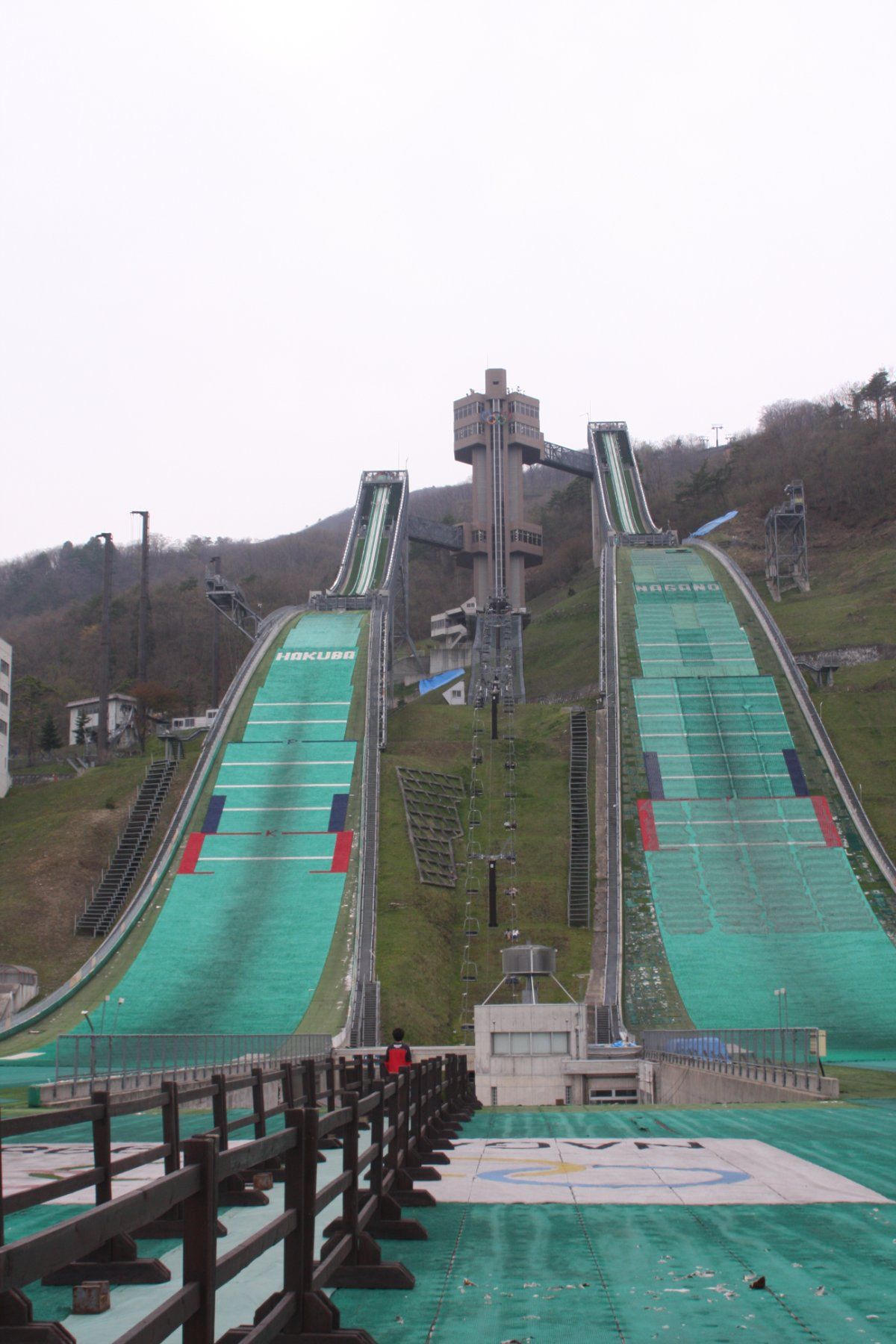 長野オリンピックで使われたジャンプ台。上から見るとめちゃスリル満点。よくこ...