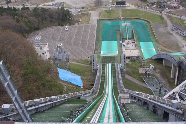 日本・長野県「2009GW 信州白馬」の写真：長野オリンピックで使われたジャンプ台。上...