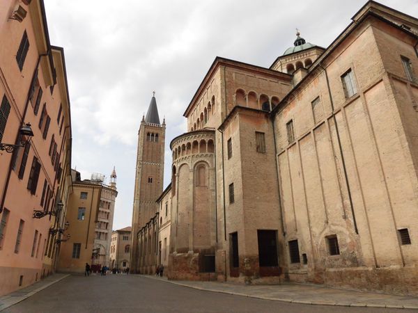 イタリア・パルマ「イタリアの思い出」の写真：パルマの大聖堂
外観はすっきりしたロマネ...