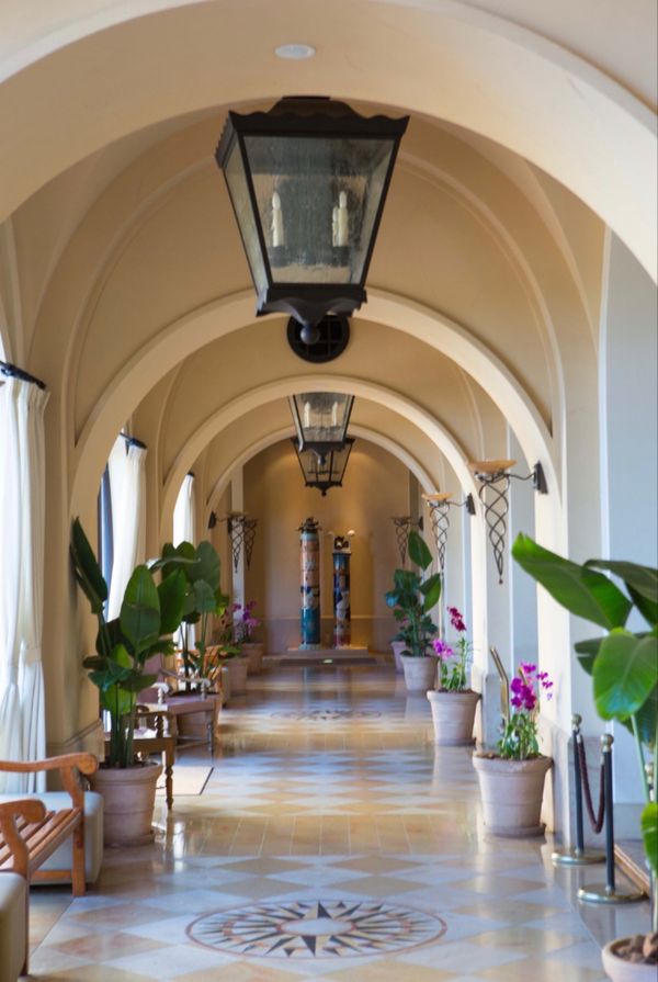 日本・沖縄県「沖縄」の写真：沖縄県読谷村
ホテル日航アリビラ
●廊下...