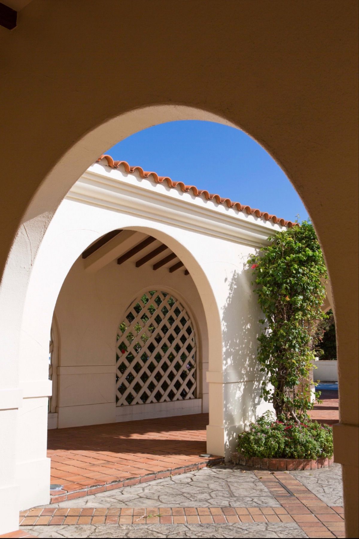 沖縄県読谷村
ホテル日航アリビラ
●廊下
●玄関
●シーサーのこどもたち
...