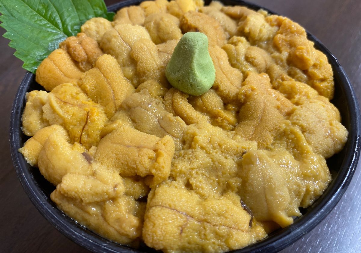 季節が終わりかけのムラサキウニでうに丼。
ホタテのお造りも。