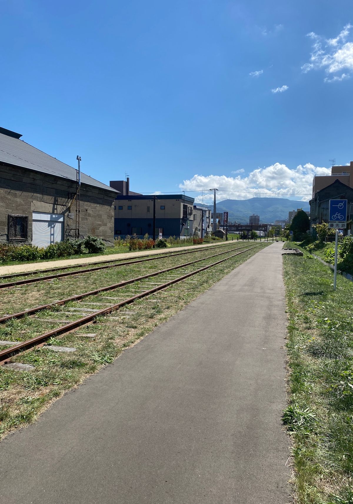 小樽。
散策していると港から吹く風が心地いい。
天気が良過ぎて陽射しが強か...