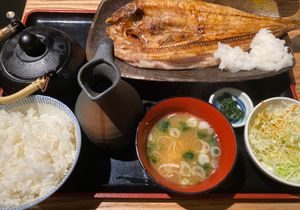 2日目の夜ご飯はでっかいほっけの一夜干し。
非常事態宣言の夜は早めに更けて...