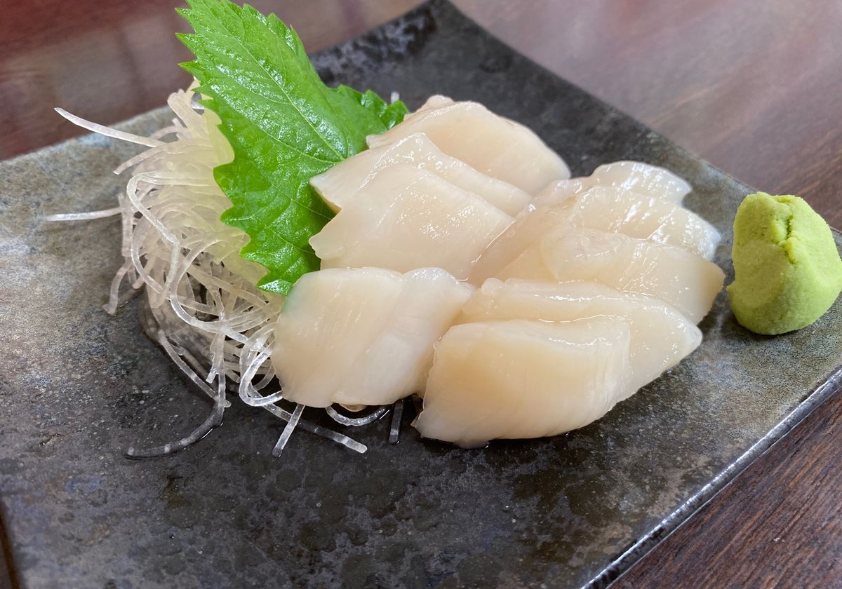 季節が終わりかけのムラサキウニでうに丼。
ホタテのお造りも。