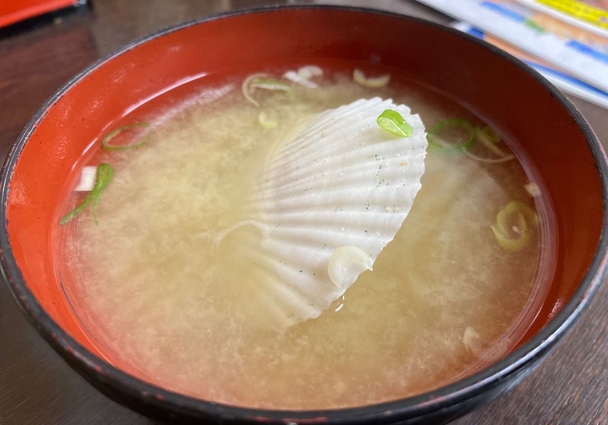 季節が終わりかけのムラサキウニでうに丼。
ホタテのお造りも。