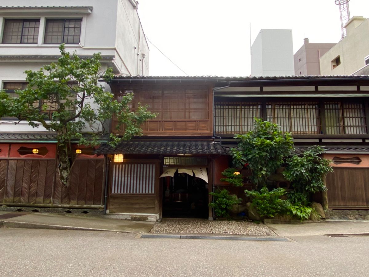 大友楼

とても素敵な建物の懐石料理屋さんを見つけて
夕食に…と思ったのだ...