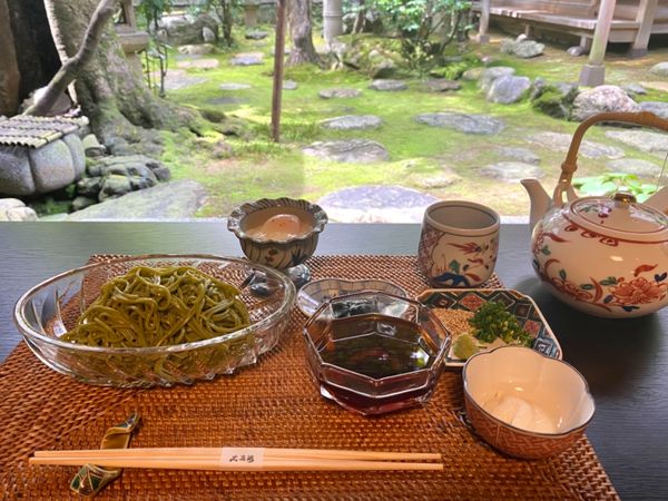 日本・金沢「食べ物が楽しみすぎる金沢出張」の写真：大友楼

ランチでは茶そばを食べて
濃厚...