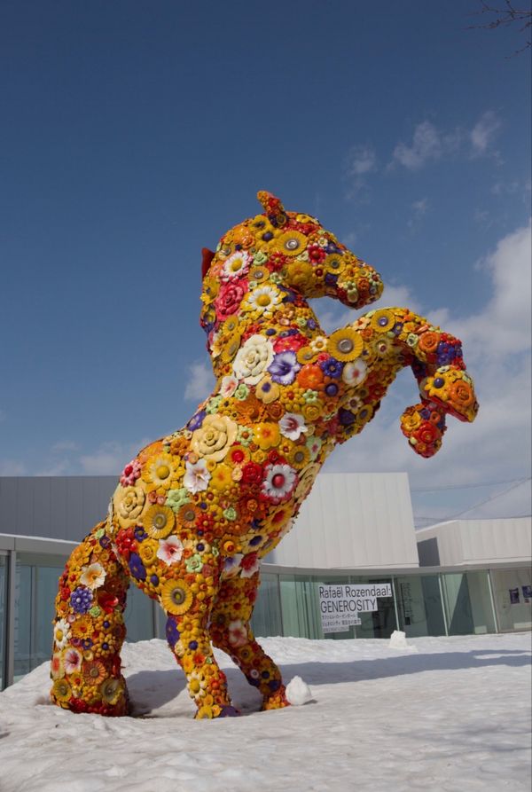 日本・青森県「奥入瀬渓流と十和田市現代美術館」の写真：十和田市現代美術館
●フラワーホース
●...