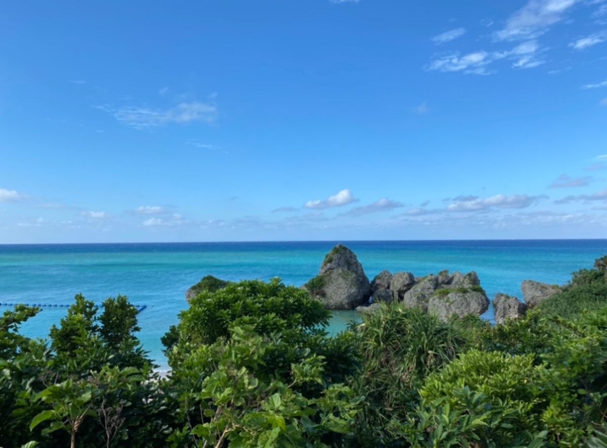 ホテル日航アリビラ
●アリビラのプールとニライビーチ
●アリビラの庭から見...