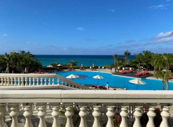 日本・沖縄県「沖縄読谷村　ホテル日航アリビラ　GO to トラベル」の写真：ホテル日航アリビラ
●アリビラのプールと...