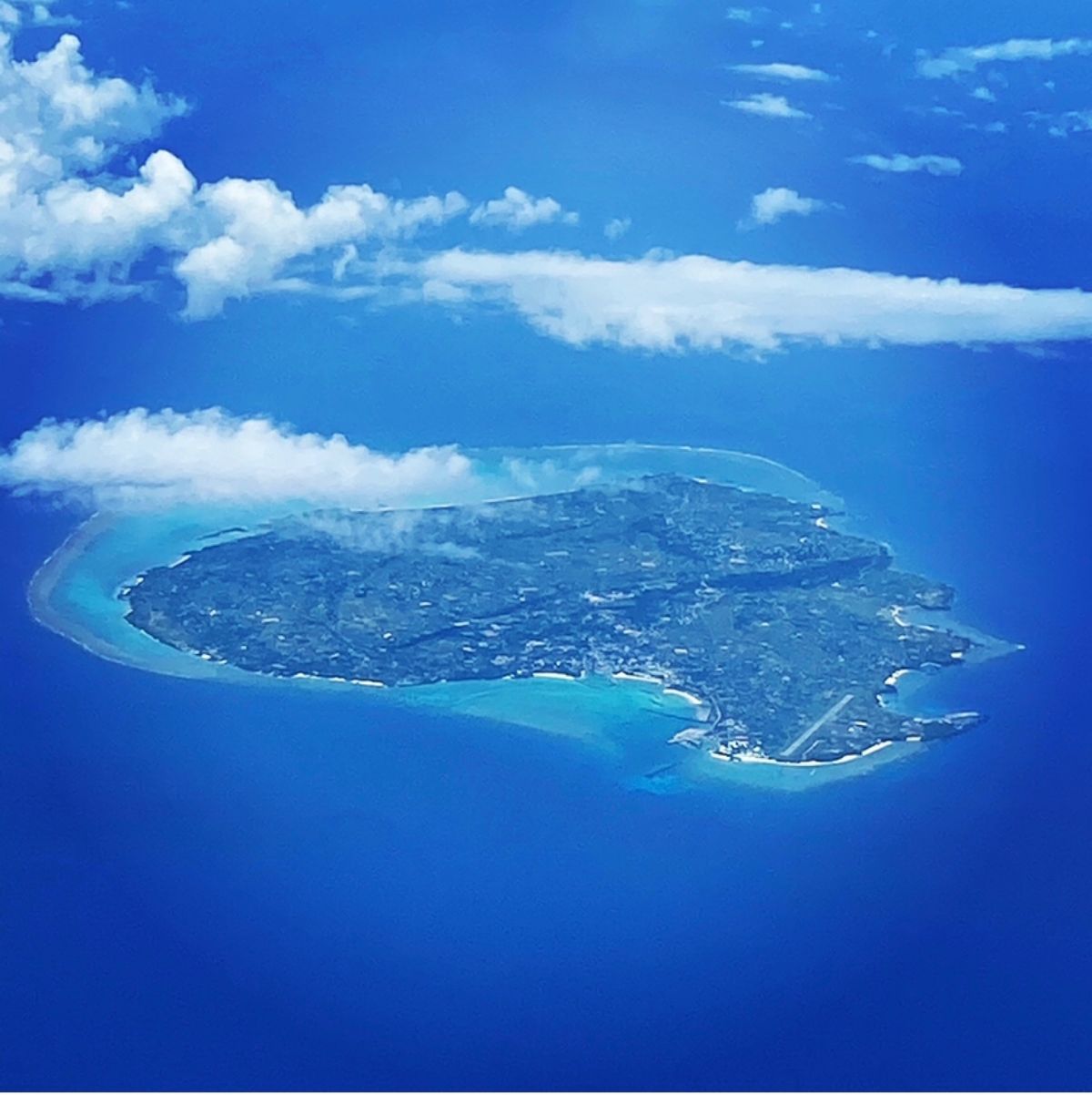 沖縄
●機上から見えた与論島
●浜比嘉に向かう海中道路
●読谷　やちむんの...