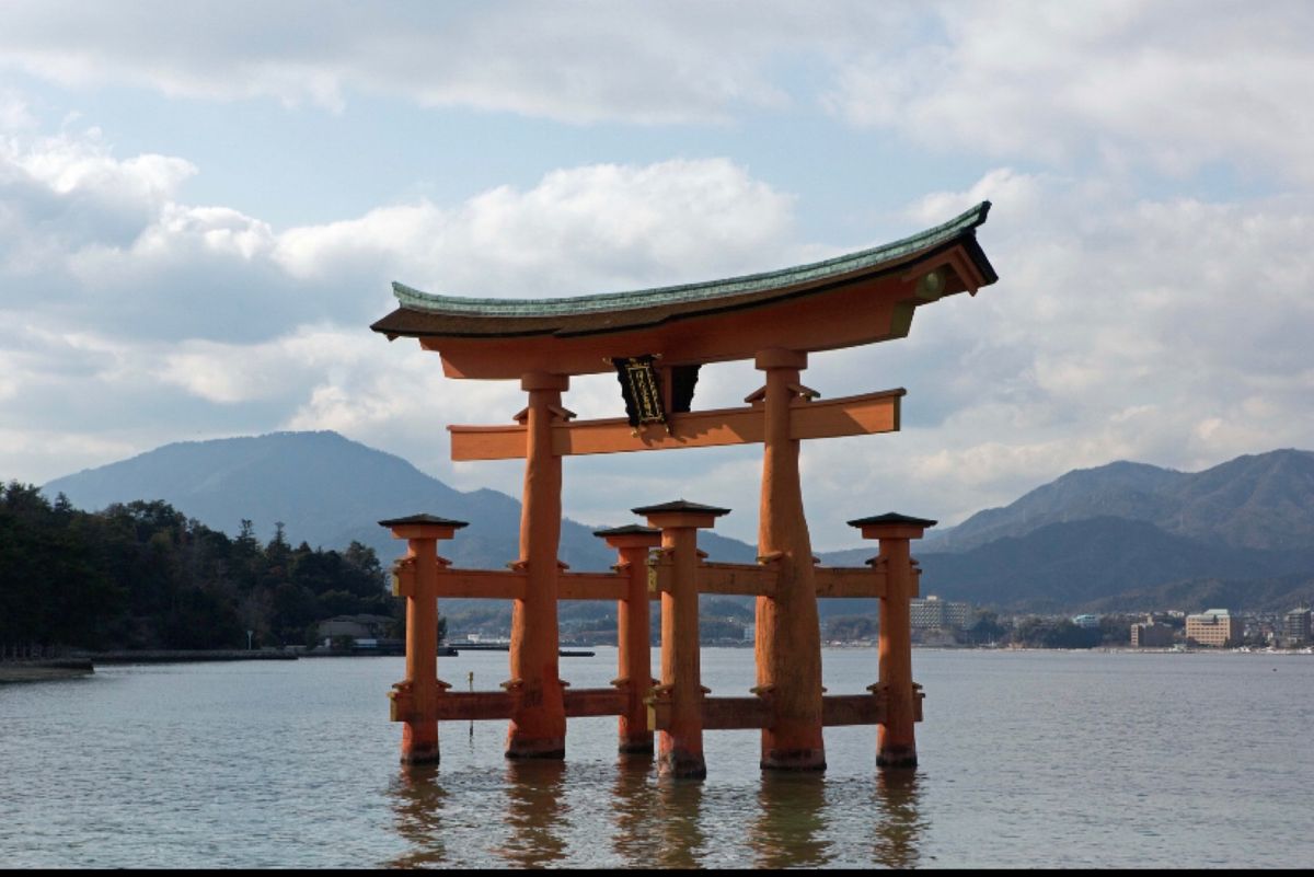 広島県宮島　厳島神社（世界遺産）
●宮神社と五重塔（世界遺産）
●大鳥居（...