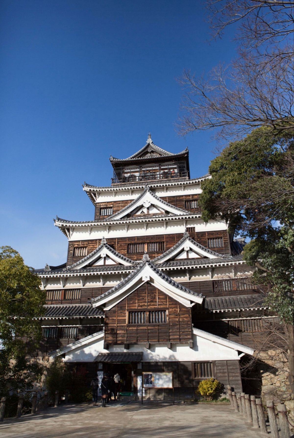 広島
●原爆ドーム
●広島城
●広島城　二の丸
●広島城

原爆ドームを見...