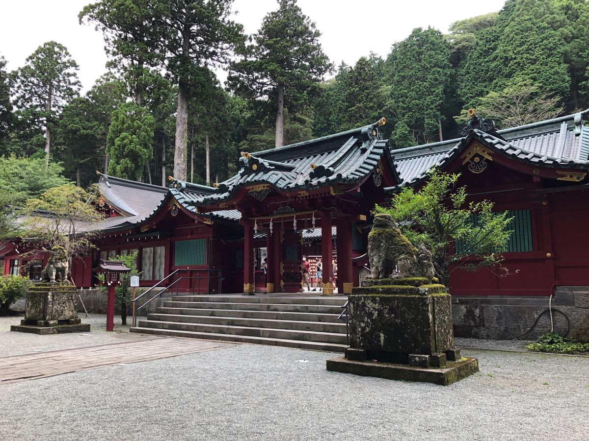 九頭龍神社と箱根神社に参拝。一泊目は部屋に露天風呂のある旅館に泊まりました。