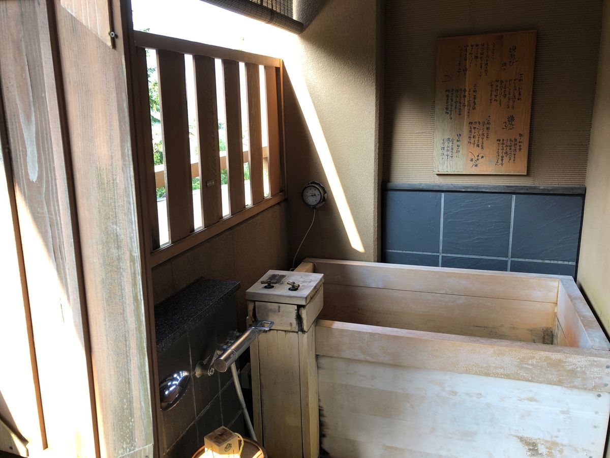 九頭龍神社と箱根神社に参拝。一泊目は部屋に露天風呂のある旅館に泊まりました。
