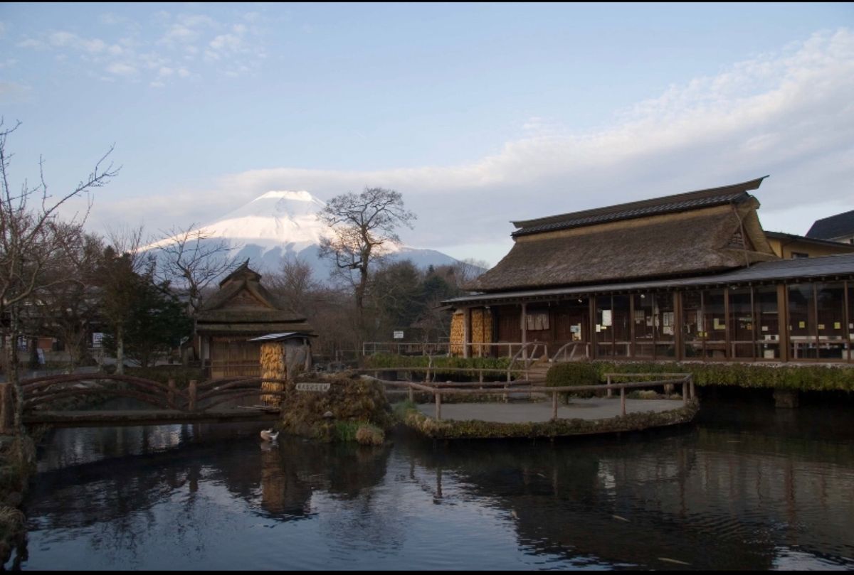 山梨県
●河口湖畔からみた夜明け前の富士山（世界遺産）
●忍野八海（世界遺...