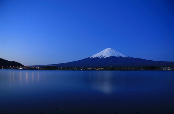 日本・山梨県「富士山と忍野八海」の写真：山梨県
●河口湖畔からみた夜明け前の富士...