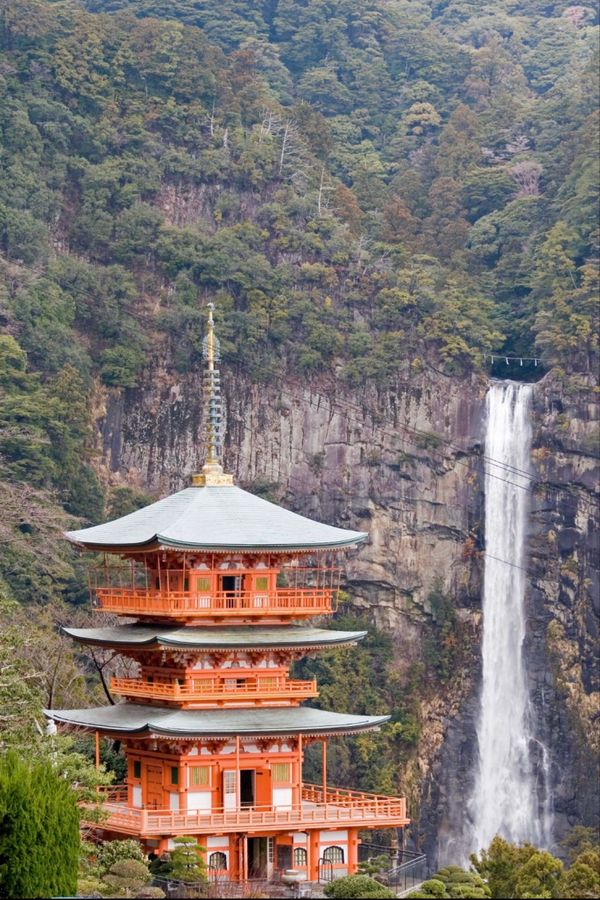 日本・和歌山県「熊野　世界遺産遺産をめぐる旅」の写真：和歌山　
熊野
●三重塔と那智大滝（世界...