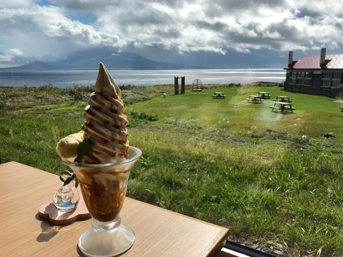 利尻島で映画のロケ地へ。稚内から出張してきたアザラシが生簀で飼われているの...