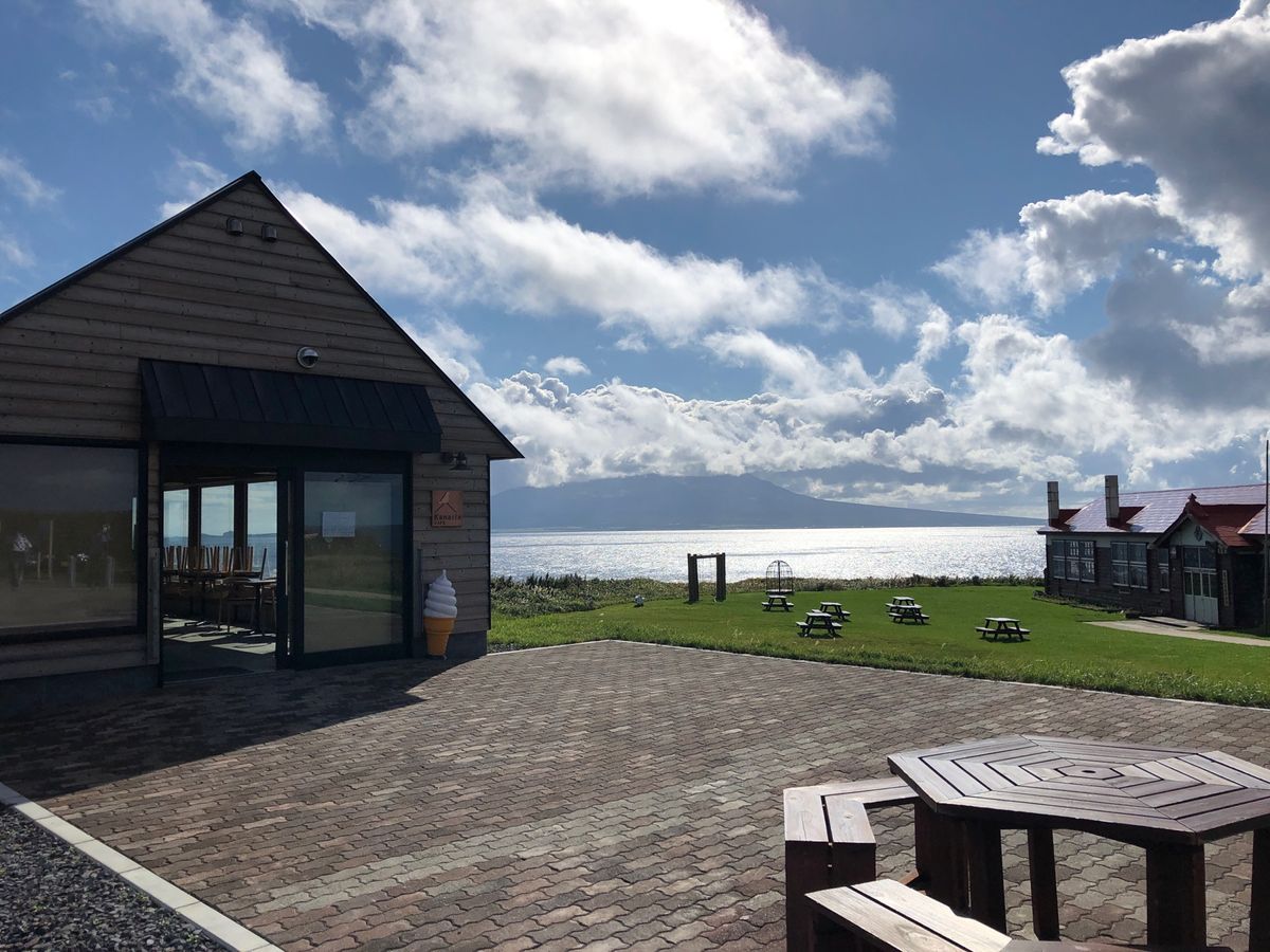 利尻島で映画のロケ地へ。稚内から出張してきたアザラシが生簀で飼われているの...