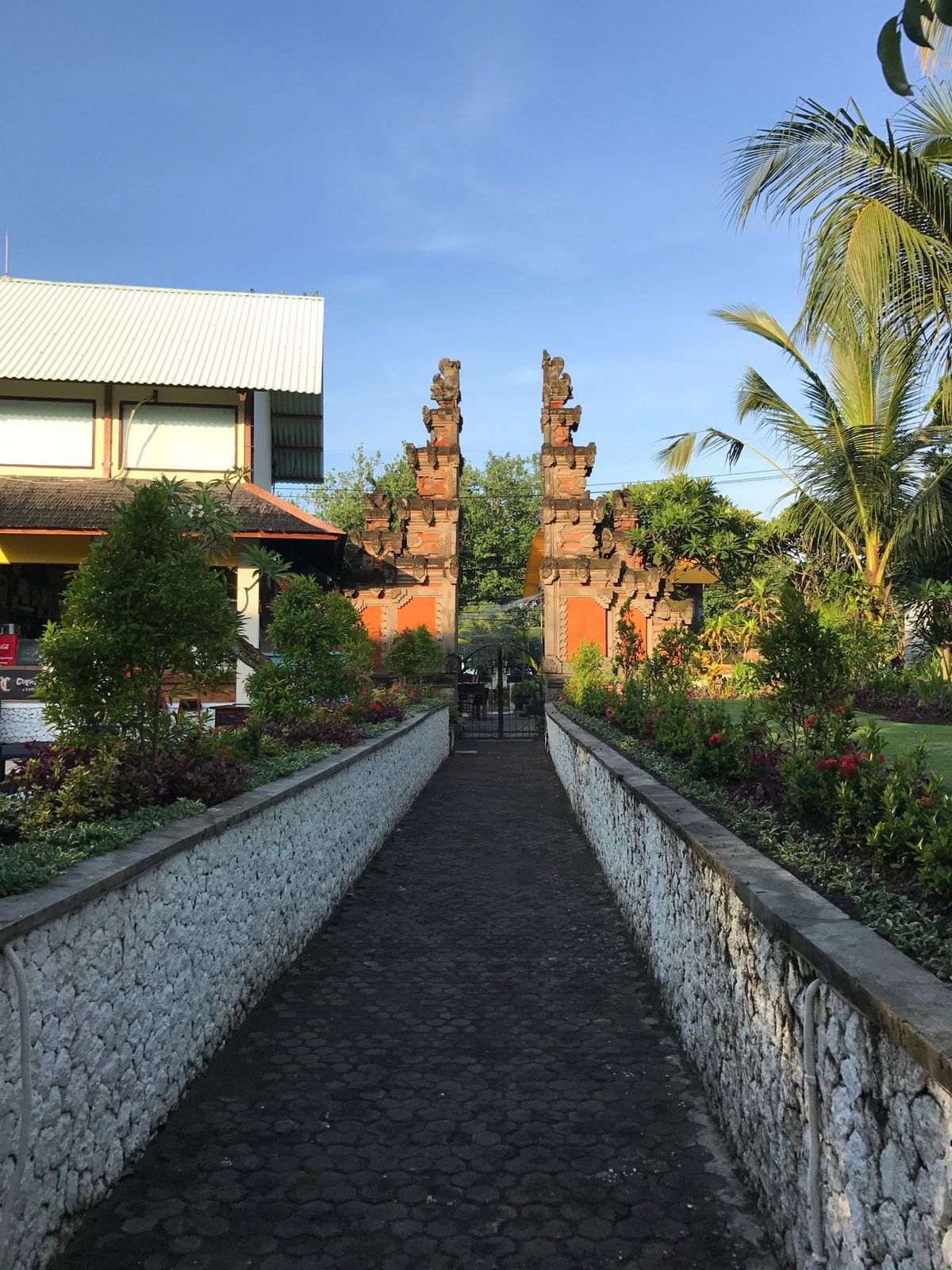 クタビーチ目の前のホテルに滞在、毎日サーフガイドが迎えに来て舟で沖にでる。...