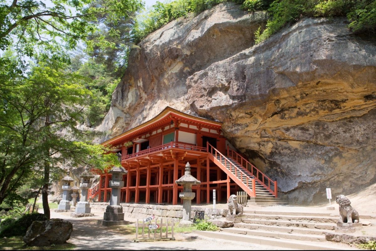 平泉
●毛越寺（もうつうじ）本堂（世界遺産）
●毛越寺の広い庭園（世界遺産...
