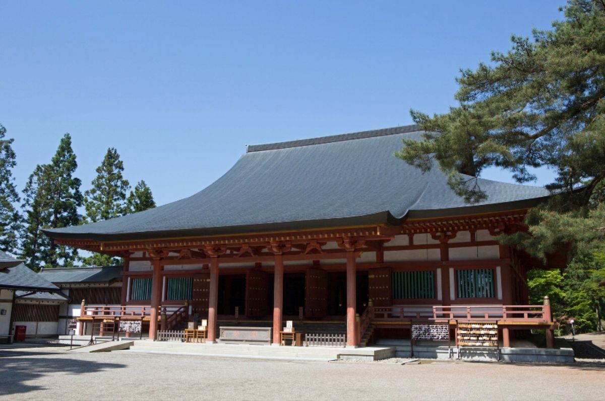平泉
●毛越寺（もうつうじ）本堂（世界遺産）
●毛越寺の広い庭園（世界遺産...
