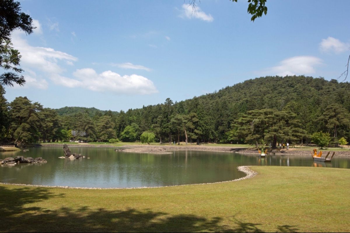 平泉
●毛越寺（もうつうじ）本堂（世界遺産）
●毛越寺の広い庭園（世界遺産...