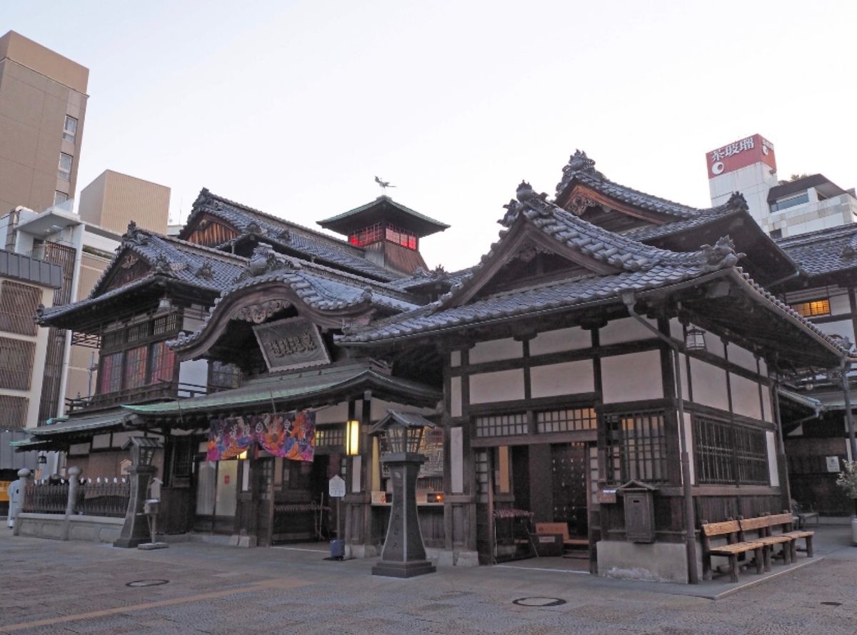 愛媛県
●道後温泉
●道後温泉
●坊ちゃんカラクリ時計
●坊ちゃん号

こ...