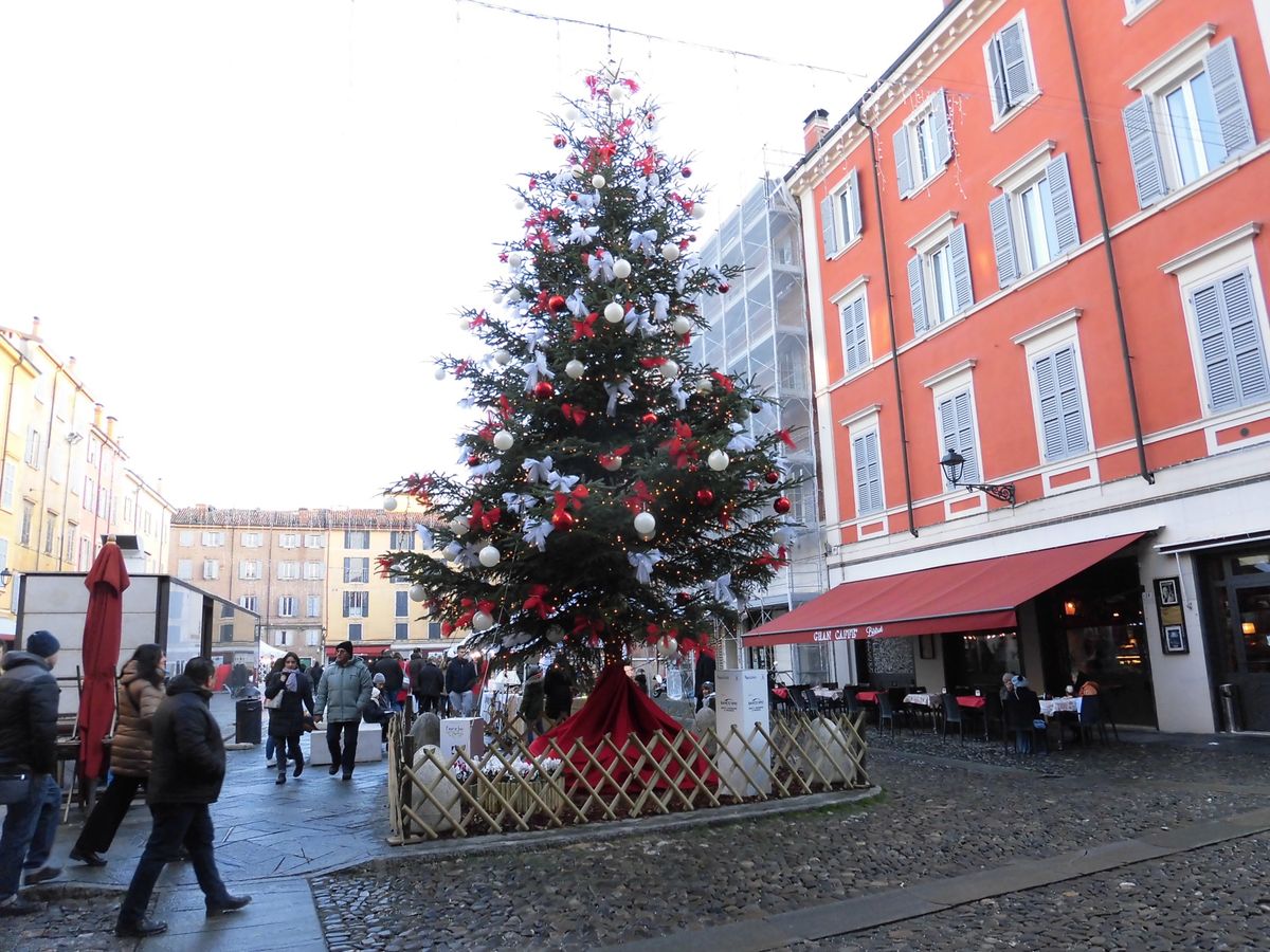 モデナの中心　大聖堂とグランデ広場
極上のバルサミコの産地です。パルマにせ...