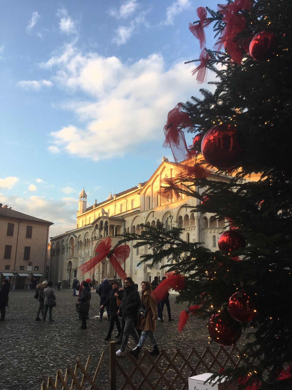 モデナの中心　大聖堂とグランデ広場
極上のバルサミコの産地です。パルマにせ...