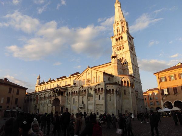 イタリア・モデナ「イタリアの思い出」の写真：モデナの中心　大聖堂とグランデ広場
極上...