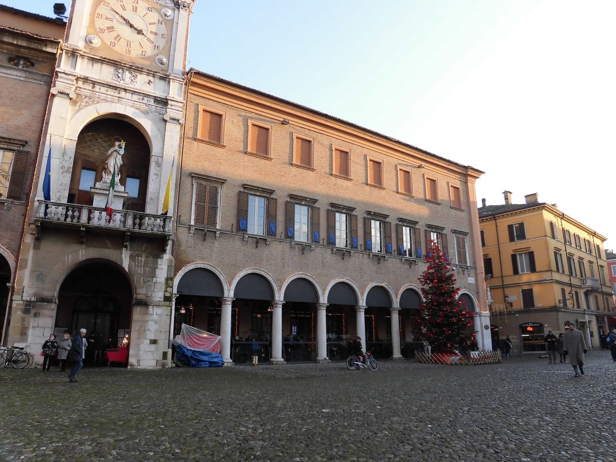 モデナの中心　大聖堂とグランデ広場
極上のバルサミコの産地です。パルマにせ...